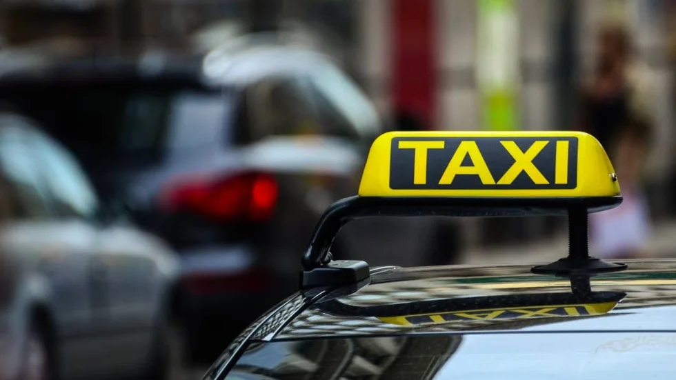 En taxichaufför har dömts för våldsamt motstånd sedan han hamnat i tumult med polis utanför Kallis i somras. 