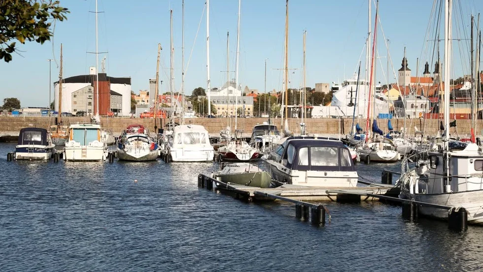 Slottshamnen i Visby ska muddras så att djupet på två meter upprätthålls.