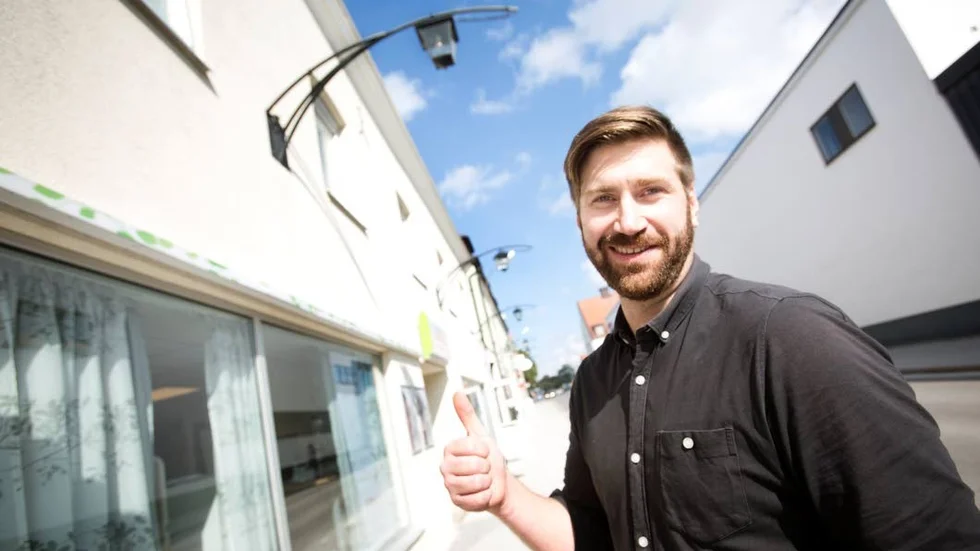 Mats Alyhr ger tummen upp för att lyktorna får vara kvar.