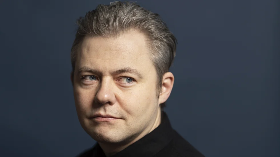 Mikael Berglund är född 1977 och bor i Umeå. Senast gav han 2017 ut den hyllade romanen "Smekmånader" som nominerades till bland annat Svenska Dagbladets litteraturpris.