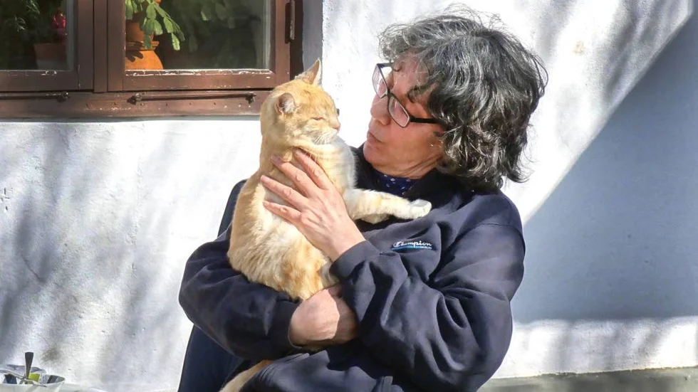 Christina Åkerblad, invald i Jaktkritikernas styrelse, med katten Krille.