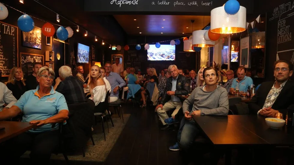 Moderaterna, här på valvaka,  drabbas av flera tunga avhopp från förbundsstyrelsen på Gotland.