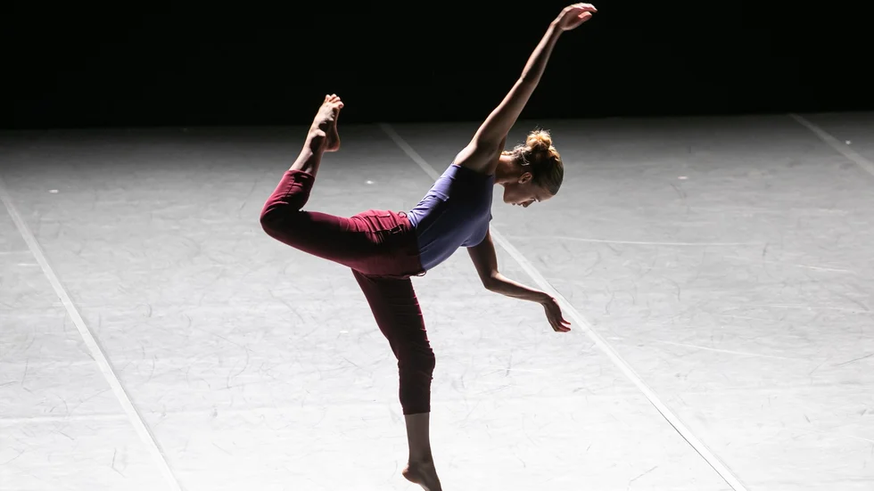 Alla rörelser är möjliga för dansarna i The Batsheva Ensemble. Under tisdagskvällen bjöds publiken på UKK på energisk och lekfull dans men hög precision.