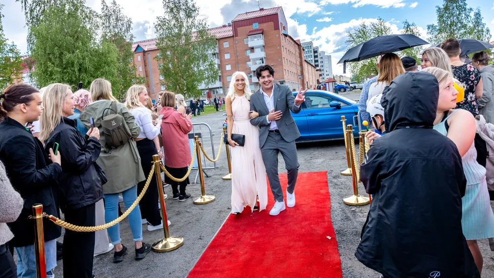 
"Gymnasiet har gått lite segt under pandemin, men det har gått bra", säger Felicia Gustavsson som går ut ekonomiprogrammet och nu ska börja jobba som personlig assistent. David Akbar går ut el- och energi och har fått jobb som elektriker. "Ut i vuxenlivet, pengarna ska in", säger han.
