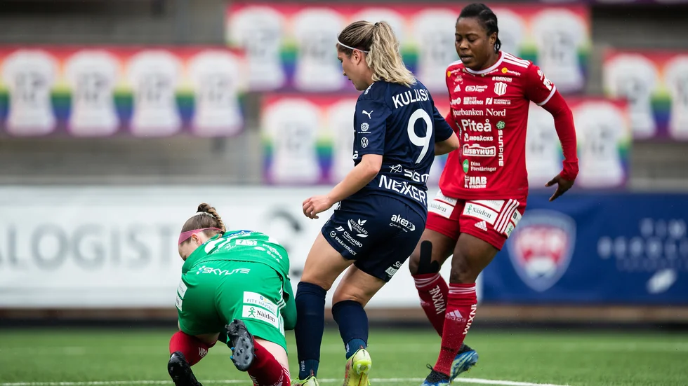 Amanda McGlynn nyper bollen framför fötterna på Rosengårds Loreta Kullashi i måndagsmatchen i Malmö. Faith Ikidi håller koll i bakgrunden.