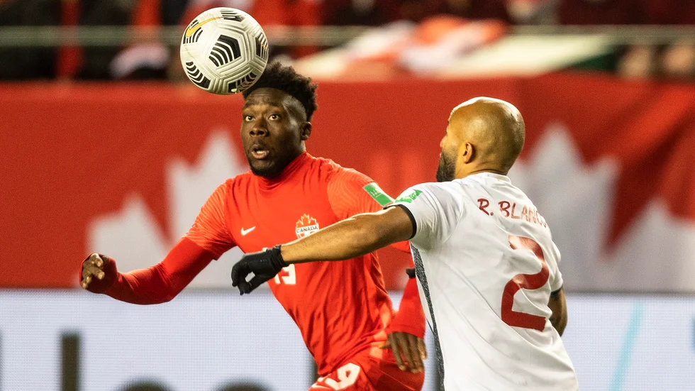 Kanadas Alphonso Davies, till vänster, har tillsammans med övriga spelare i herrfotbollslandslaget gått ut i strejk. Arkivbild.