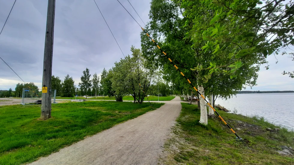 Stigen går längs vattnet från Norra Hamn mot Norrstrand.