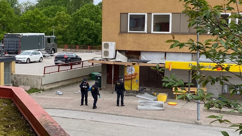 En detonation utlöstes på Vallonvägen i Finspång natten till 9 juni. Polisen jobbar vidare i ärendet och påpekar att även småsaker kan vara viktiga när det gäller iakttagelser från området.