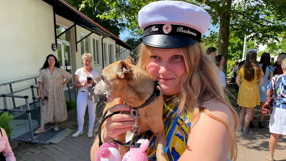 Den nybakade studenten Isa Backman med hunden Dumle. "Det känns skönt och spännande att ha tagit studenten", säger hon.