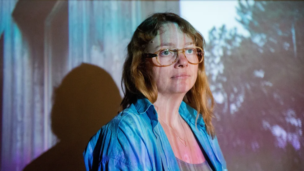 Konstnären Nicola Godman vid sin videoinstallation på utställningen Gotland Stories på Fornsalen i Visby tidigare i år. Nu visas även hennes nya verk på skärmarna i ankomsthallarna och på Turistbyrån i Visby, fram till 6 november.