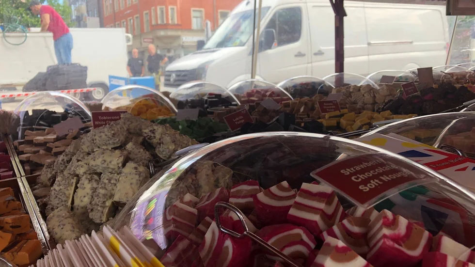98 sorters engelsk fudge och nougat erbjuds på marknaden.