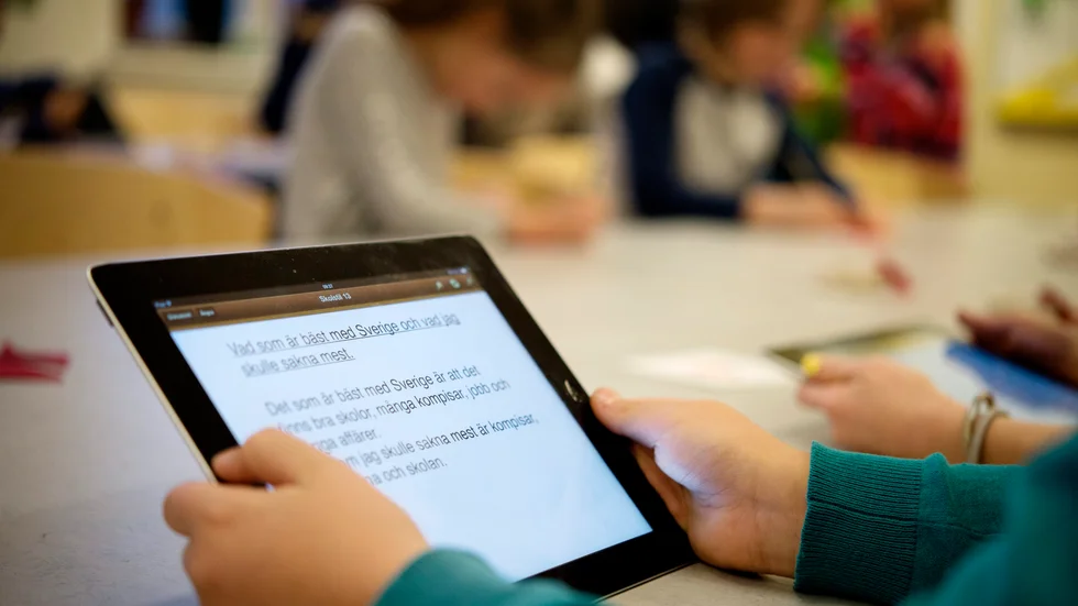 Det är inte läsplattor barnen i skolan behöver, utan mer närvaro av vuxna, menar ledarskribenten.