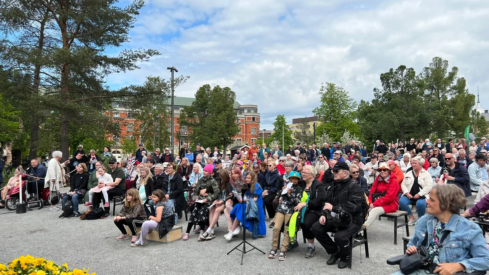 Det var många som lockades av sången i Stadsparken.