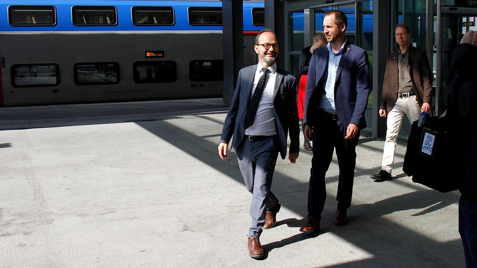 Infrastrukturminister Tomas Eneroth och kommunstyrelsens ordförande Erik Pelling kom till fots för att presentera beskedet om finansering av fyrspårsutbyggnaden vid Uppsala central.
