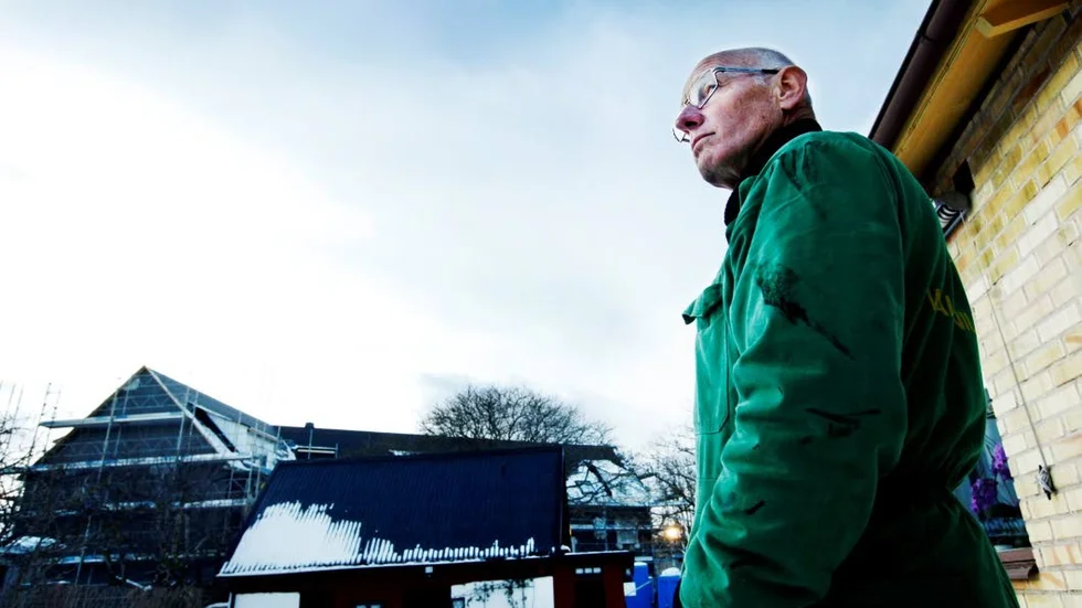 Besviken. Tidigare hade Jan Alamo och hans hustru havsutsikt från sin insynsskyddade trädgård. Nu ser man i stället ett stort, högt hus -- varifrån det i sin tur är god insyn i paret Alamos trädgård. ”Havsutsikten och avskildheten var en stor anledning till att vi köpte just det här huset för över 30 år sedan”, säger Jan Alamo.