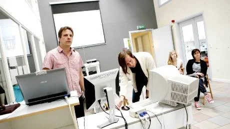 Erik Ingelmark klubbar bort antikmöbler i Visby. Medhjälpare är Karl-Johan Frisk, Ulrica Fransson Ingelmark, till höger, och Susanna Carlsten.