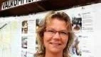 skylt. Karin  Mårs Grönlund är ordförande i Rute företagarförening. Informationsskylten är ett av deras projekt.