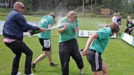 Segerglädje. Vinner man en SM-final så får man bland annat stå ut med att bli ordentligt nedsprutad av bubbelvatten. Foto: ULF JÖNSSON.