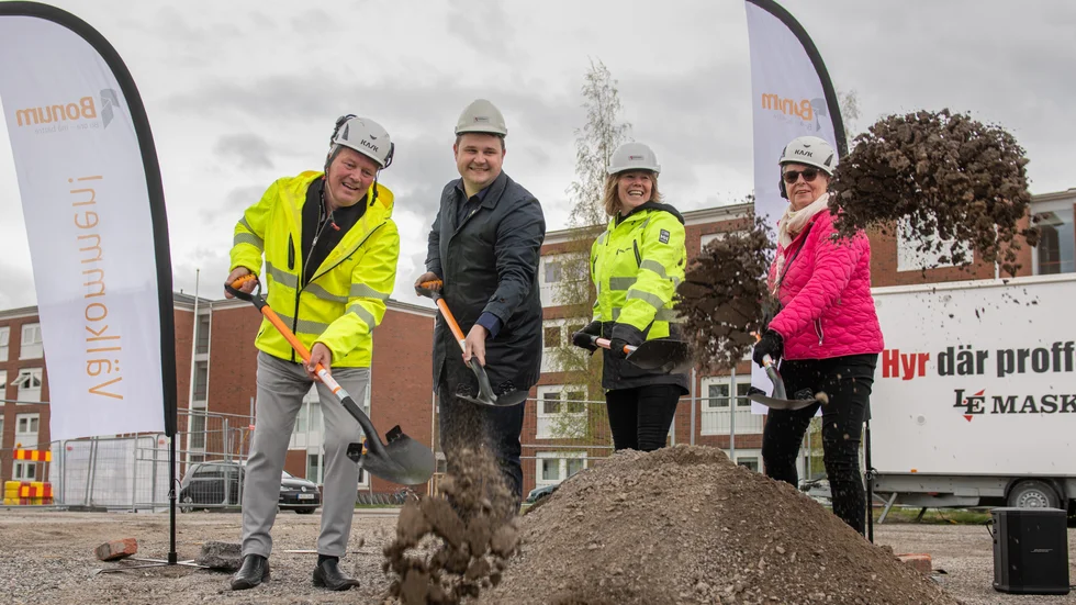 Första spadtaget för Riksbyggens seniorbostäder i Sundsvall, i Bonum Brf Grönbodal. Fr v. Fredrik Andersson, koncernchef för Contractor, Niklas Säwén, v. ordf. i kommunstyrelsen, Johanna Frelin, vd för Riksbyggen, och Christina Normelli, blivande boende.