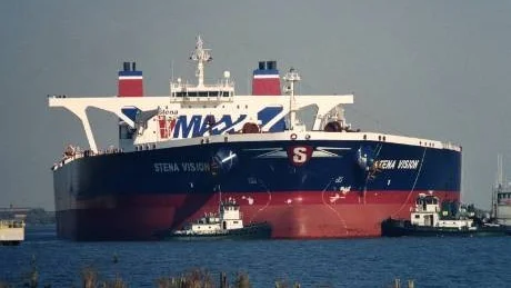 oljetanker. Stena Bulk planerar att sätta in 66 meter breda tankfartyg för oljetransporter från Ryssland via Östersjön. V-Max-tankern på bilden är 70 meter bred, bara fyra meter bredare än den planerade B-Max-serien.Foto: John Curdy