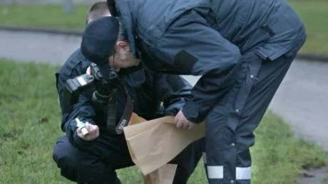 Personal från Länskriminalpolisens tekniska rotel i Stockholm flögs ner med helikopter till Visby för att undersöka brottsplatsen.
