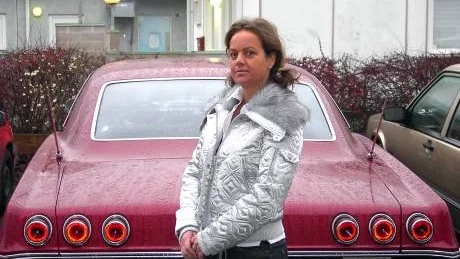 Raggarbil. Framför sin egen Impala poserar gärna Beatricehemma i Barkarby. Foto: Privat