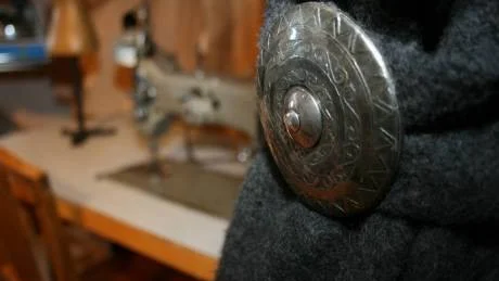SPÄNT. Ett av Berith Sernelius Meiers mest kära plagg i kollektionen är en vikingakappa. Spännet kommer från Schwiez.