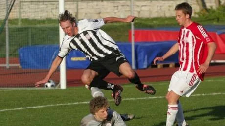 Föll. Visby AIK förlorade hemma mot Fårösund med 1-2.Foto: ULF JÖNSSON.