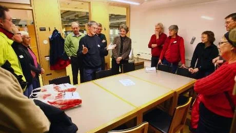 Kretskampen. Per Lindqvist, ordförande i Röda korsets Visbykrets, går igenom taktiken inför medlemmarna.  FOTO: ROLF JÖNSSON