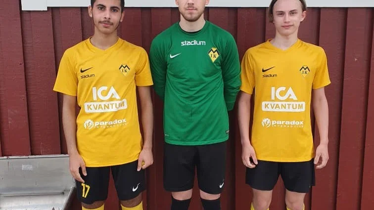 Målskytten Hamza Abukhousa, målvakten Jonathan Vesterlund och pigga junioren Emil Hällgren på bild efter förlusten mot Röbäck.