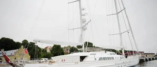 Superyacht i hamnen