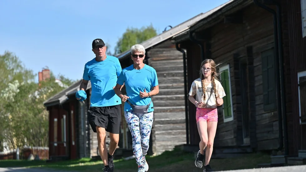 Ulf och Gulli Renström, med barnbarn, var en av många motionslöpare som sprang vårens sista Broarna Runt.