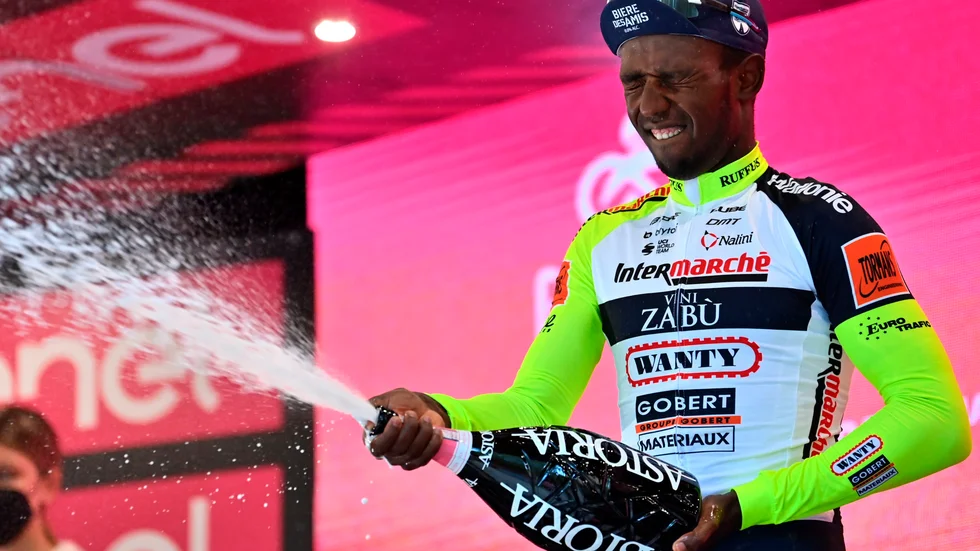Biniam Girmay fick en champagnekork i ögat.