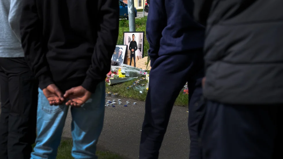 Kort efter mordet vid Solvändan samlades många sörjande människor vid platsen och lämnade blommor och tände ljus. 