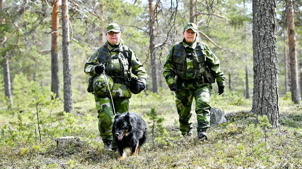 Hundförarna Carola Nilsson och Susanne Eriksson deltar på militärövningen tillsammans med patrullhunden Arracz.