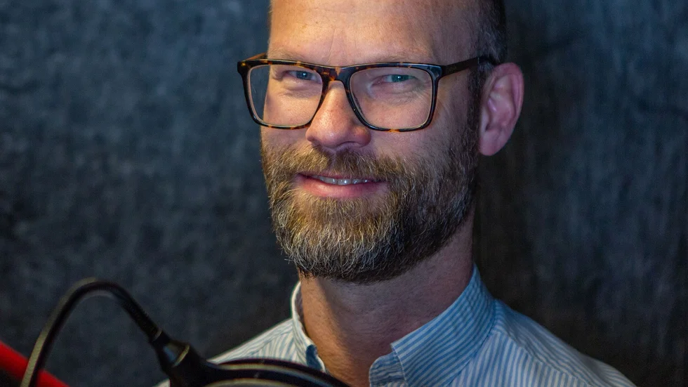 Oppositionsrådet Christian Widlund (C) är kritisk mot att Borgerlig samverkan spar in på planerna på en öppningsbar bro till Inre hamnen över strömmen.