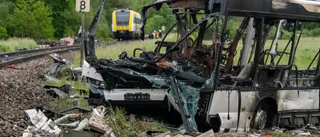 Tåg krockade med buss – flera skadade