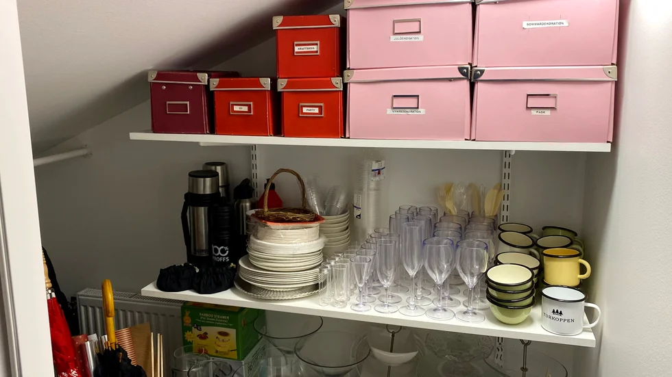 I en garderob hemma i lägenheten har Jennie Andersson sitt lilla picknick-förråd. 