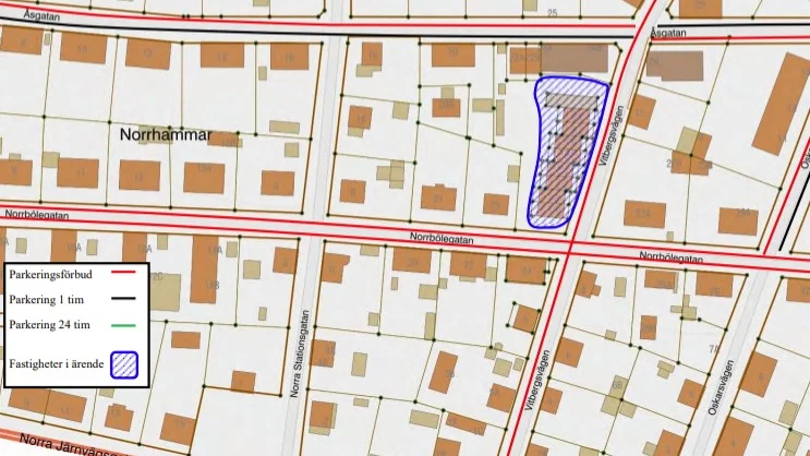 Bostadsrättsföreningen finns i blåmarkerat område. Röda linjer markerar var gator har parkeringsförbud. 