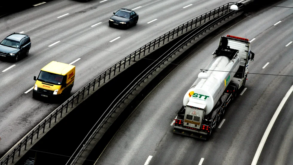 Snabba insater mot fossilbaserade transporter, vill skribenterna se.