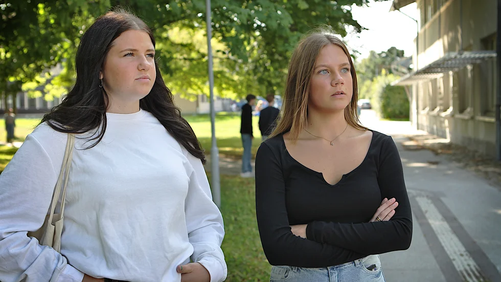 Isabelle Nilsson och Moa Martis Ericsson har tröttnat på distansundervisning och hoppas att deras sista år på Wisbygymnasiet blir normalt. 