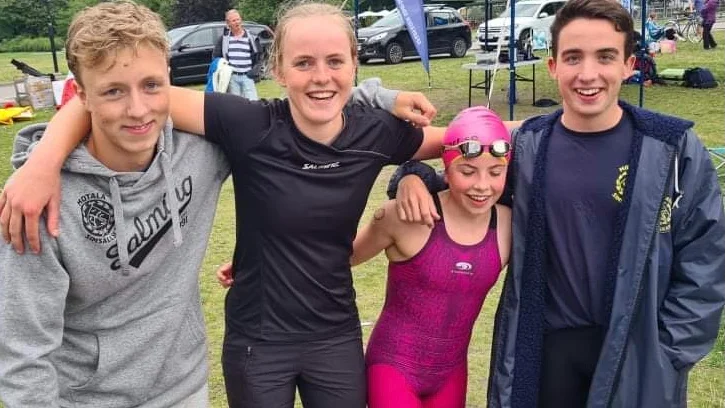 Simskrällen. Motala simsällskaps ungdomar tog SM-guld i lagsim, seniorklass, i öppet vatten i Riddarfjärden i Stockholm. Från vänster ses Fabian Lagström, Frida Nöu, Greta Sjögren och Elliot Fielder. 
