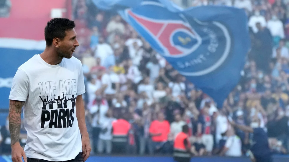 Lionel Messi presenterades för hemmasupportrarna innan matchen mot Strasbourg brakade loss.