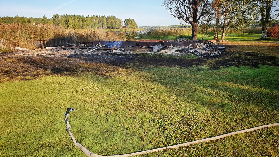 Klubbstuga vid Lulsundet brann ned under natten.