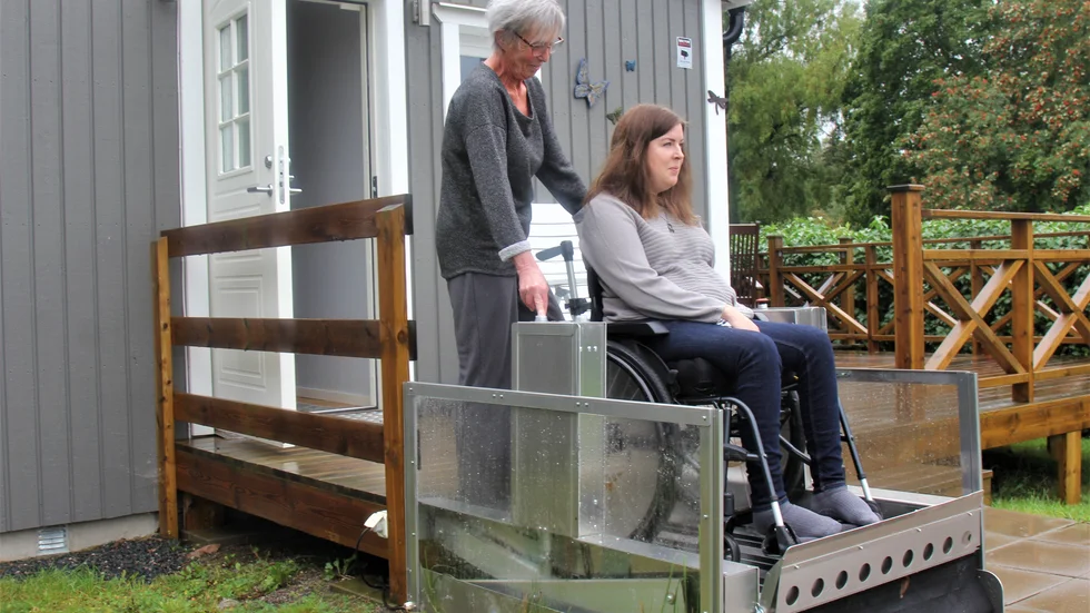 Malin Strömberg måste ha hjälp av assistenten Lisa Kjeller-Hållén dygnet runt.