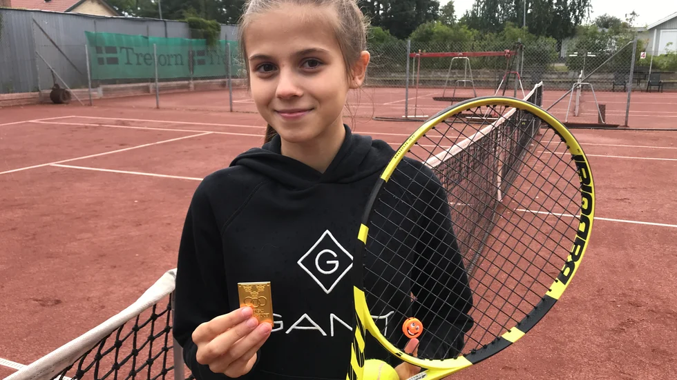 Guldmedalj. 13-åriga Mia Muskic från Motala tennisklubb vann tennis-RM för 14-åringar i Eskilstuna. Nu siktar hon på internationell tävling nästa vecka, i Bosnien.