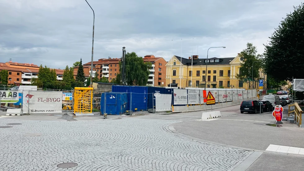 I snart ett halvår, där sommaren är förstörd, har ett byggarbete på Norr i Eskilstuna utvecklats till ett bullrande inferno för omkringboende, skriver signaturen "Boende på Norr".