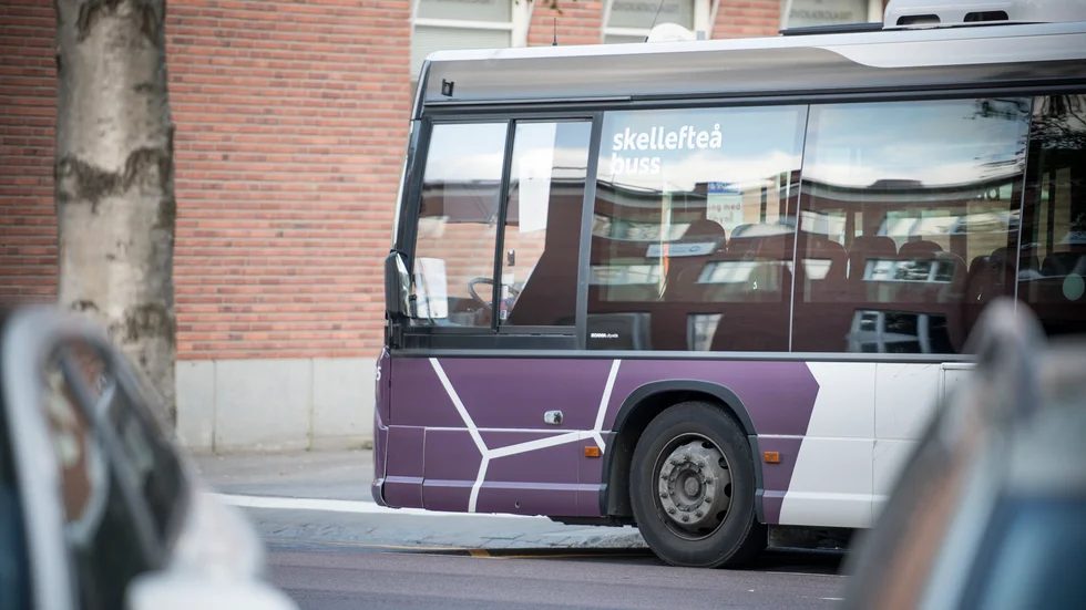 70-åringar borde få uppskattning i form av gratis busskort skriver en invånare i ett Skellefteåförslag.