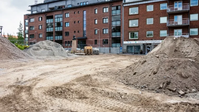 Här, i stadsparken i Luleå, kastade den misstänkte 20-åringen kniven när hela hederhärvan uppdagades.
