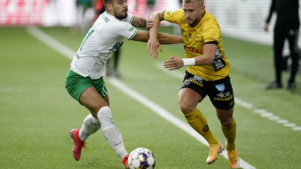 Hammarbys Vladimir Rodic i kamp med Sveinn Aron Gudjohnsen.